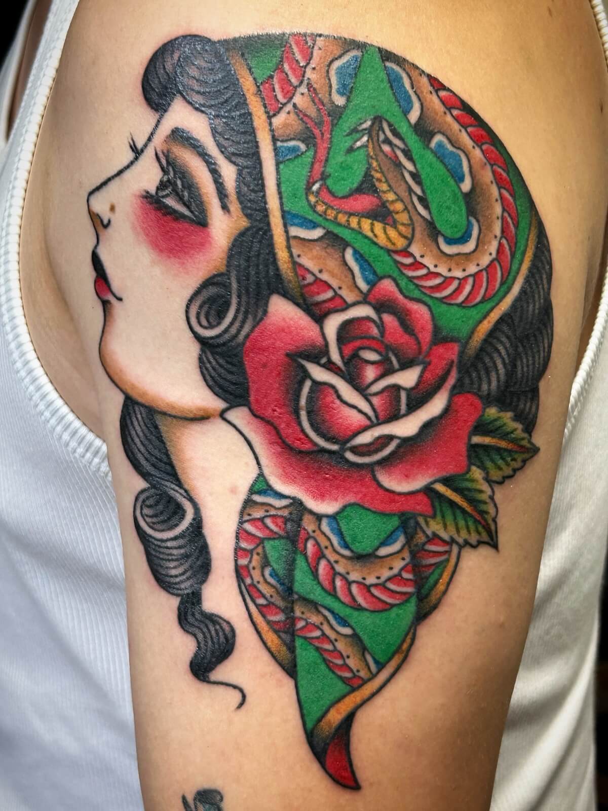 女性の横顔モチーフのアメリカントラディショナルタトゥー