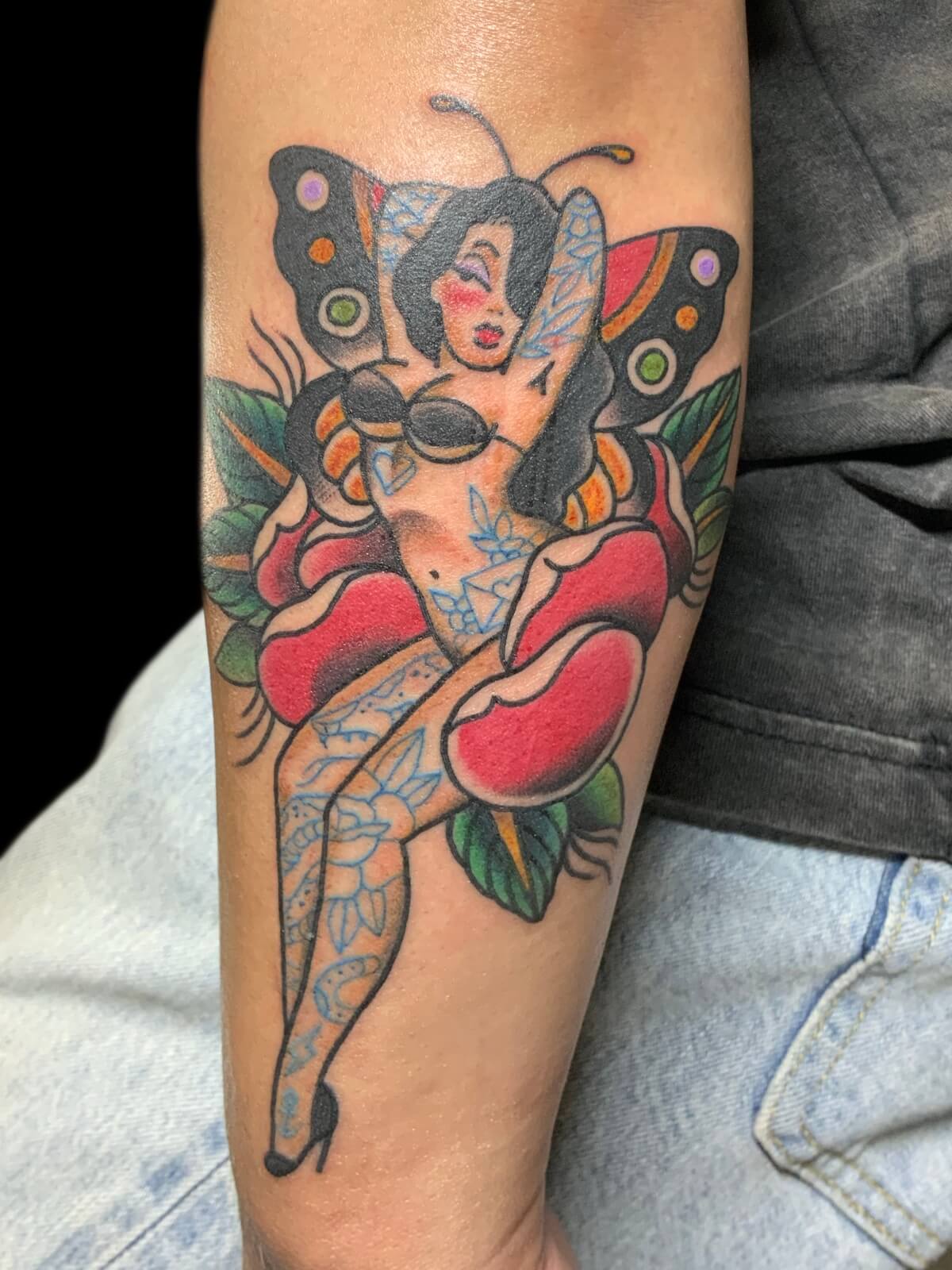 ピンナップガールのアメリカントラディショナルタトゥー