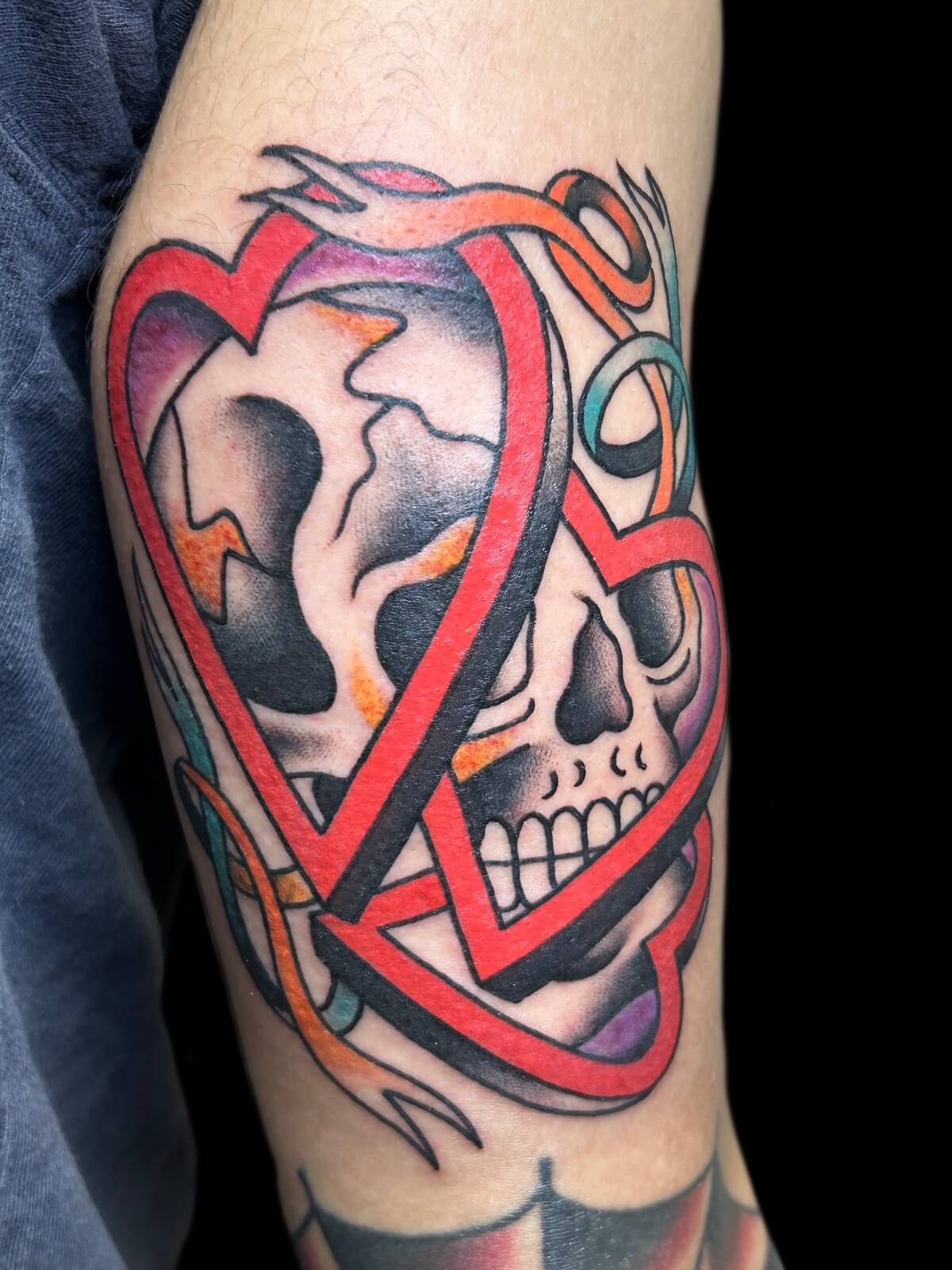 ハートとスカルのアメリカントラディショナルタトゥー