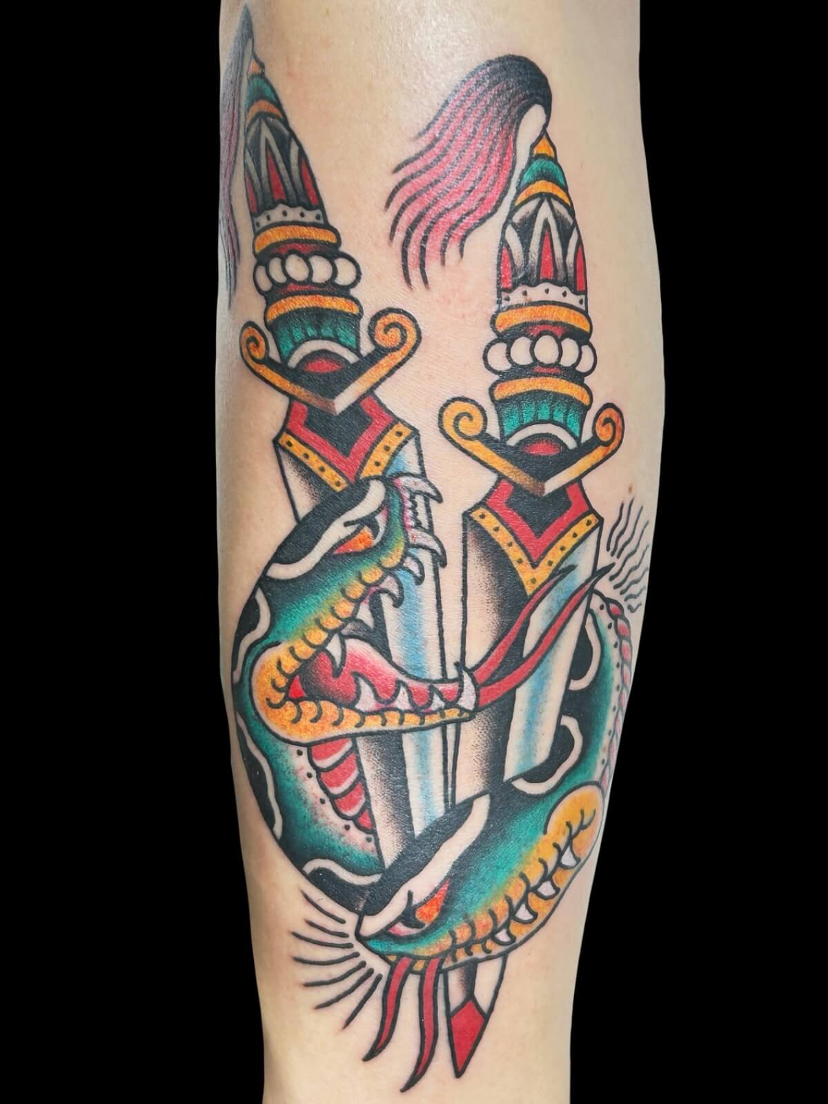 蛇とダガーのアメリカントラディショナルのタトゥー